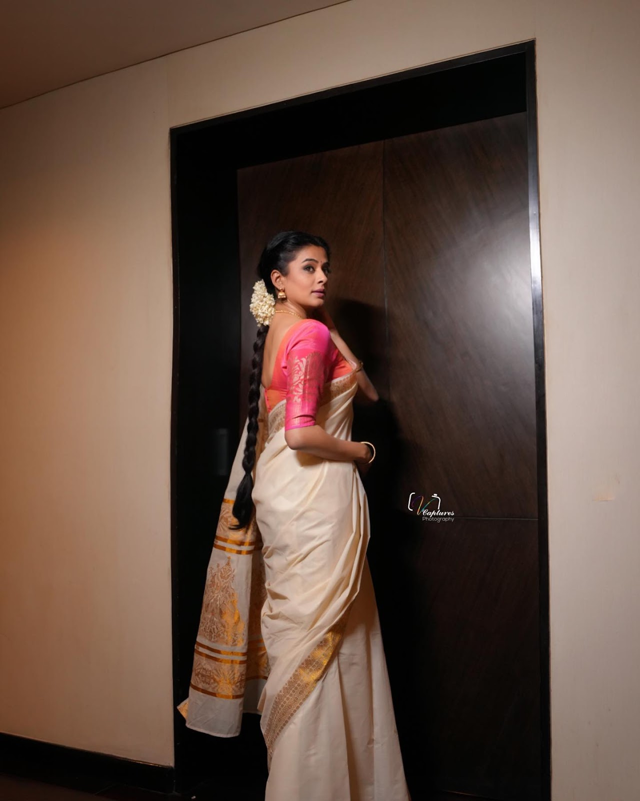 Kerala Actress Priyamani in Onam Special White Saree07